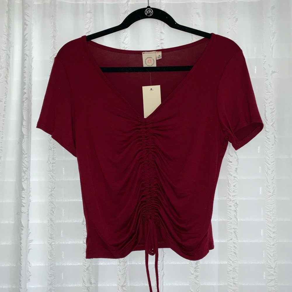 NWT! 🌼Burgundy Crop with front detail🌼
